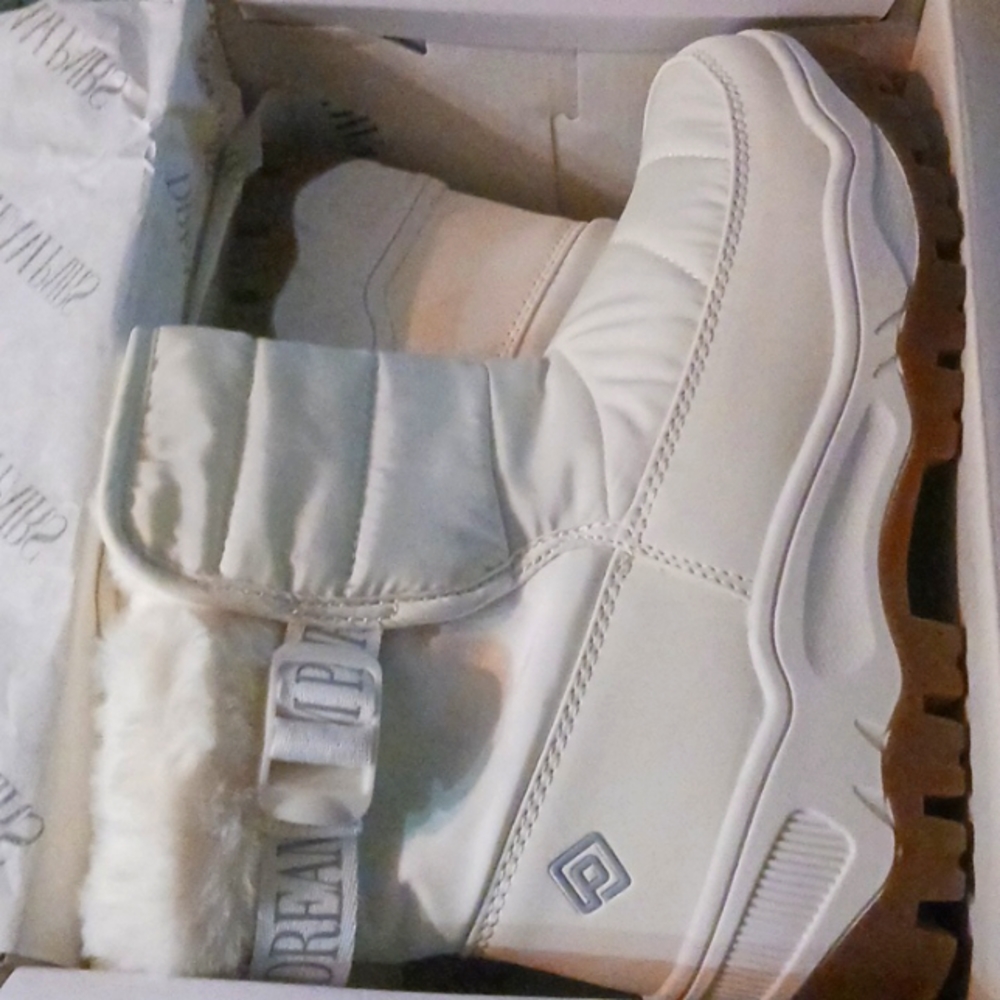 Dream pairs white snow boots. NEW IN BOX. SIZE 6